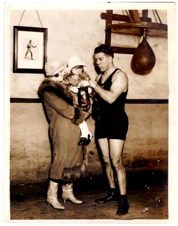 George Cook with his wife and daughter Julie boxed 1916-1938 - African Ring