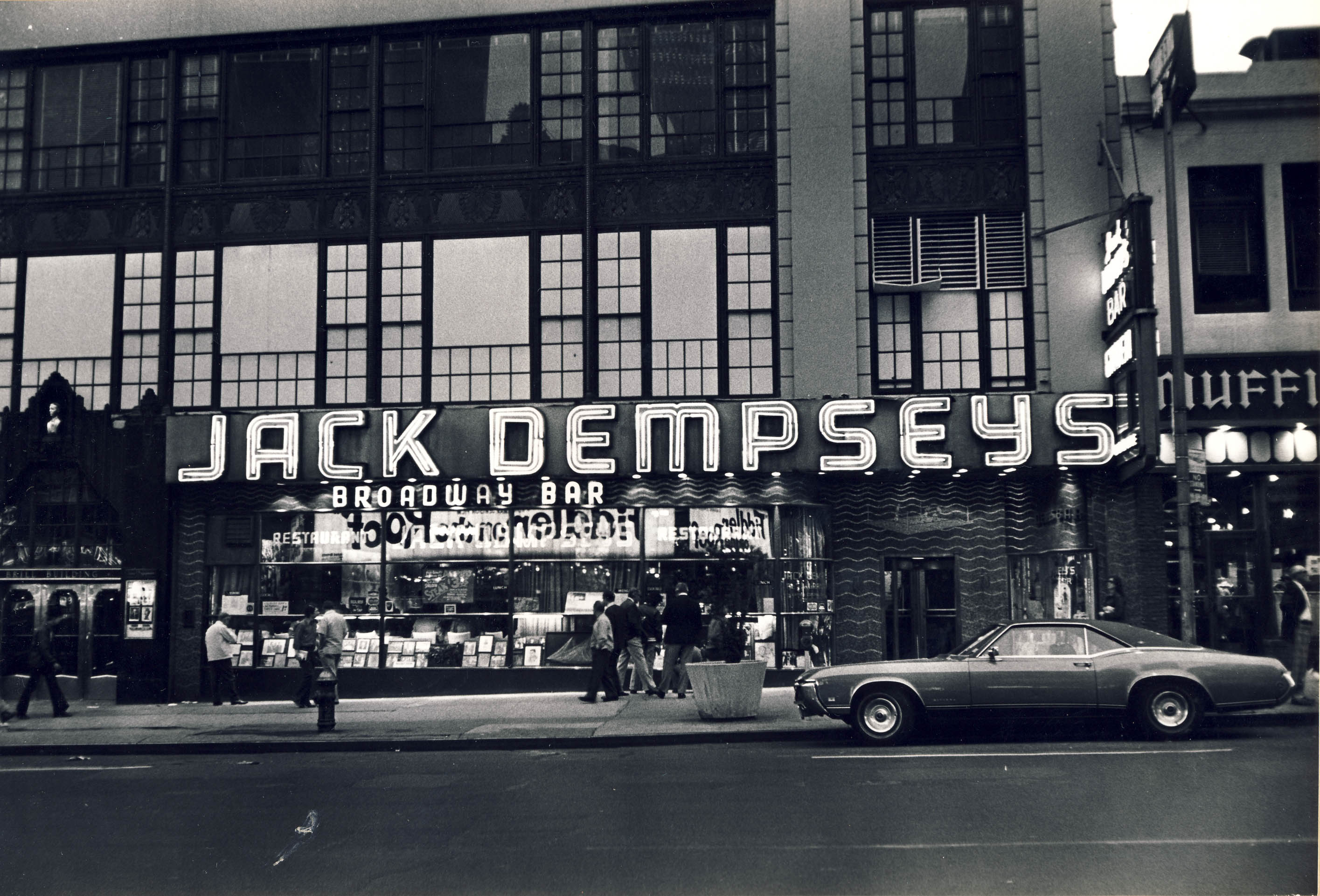 Jack Dempseys Broadway Bar inside | African Ring